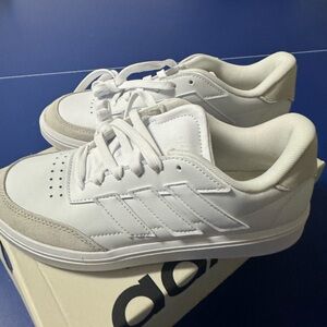 Brand nee in box! White Adidas women’s size 5 Tennis shoes